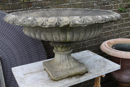 Large reconstituted stone urn(-)